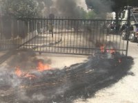 Hayvan üreticileri, Bayındırlık ve Ulaştırma Bakanlığı'nın kapısını söktü, binaya yumurta attı