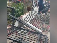 Hayvan üreticileri Başbakanlık binasının giriş kapısını söktü!