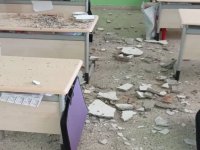 Karşıyaka Merkez İlkokulu'nun tavanı çöktü!