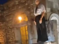 Binlerce yıllık tarihi kalıntının üzerine çıkıp dans etti