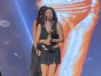 Kıbrıslı oyuncu Hazar Ergüçlü ‘En Başarılı Kadın Oyuncu’ ödülünü aldı