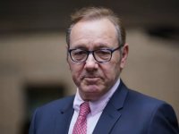 Kevin Spacey geçmişte 'fazla dokunarak temas ettiğini' kabul etti