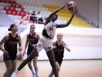 Basketbol Kadınlar Liginde İskele'de Sıcak Gün...