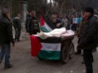 Cenazeleri seyyar satıcı arabasında taşıyorlar