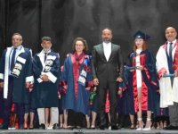 YDÜ'de 10 fakülteden 960 öğrenci, 5 bin kişilik görkemli bir kalabalığın önünde kep attı