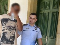 Marketten parfüm, çikolata ve dondurma çaldı...