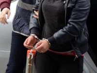 Uçakta yanında oturan yolcuya KKTC’de emlakçı olduğunu söyleyen Alman kadın tutuklandı