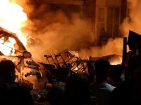 İngiltere'de sokaklar savaş alanına döndü