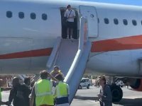 Uçakta el bagajındaki elektronik sigara patladı, yolcular tahliye edildi