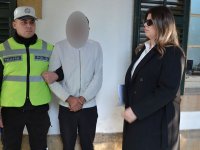 Çantayı karıştırırken ev sahibine yakalandı!