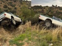 Arızalandığı için bankete park edilen araç, banketin çökmesiyle çalılıklara kaydı