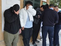 Marketten kozmetik ürünü çaldılar!