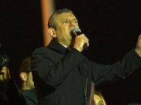 Özgür Özel: Kimse CHP'den salonlarda siyaset beklemesin, bundan sonra sokaklardayız