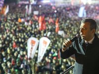 Özgür Özel vatandaşları bugün de “meydanlara dökülmeye” çağırdı: Kanuna aykırı emirle set çeken varsa, polise zarar vermeden yıkın geçin!