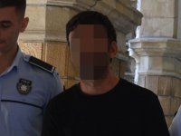 Patronunu 3 yerinden bıçakladı