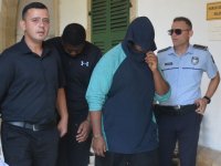 Yurt odasında yasaklı madde paketlerken yakalandılar!