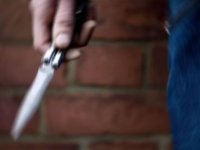 Ev sahibi adam tutup kiracısını bıçaklattı