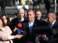 Gürsel Tekin, polis eşliğinde CHP İl Başkanlığı binasına girdi, CHP yönetimi binayı kapatma kararı aldı