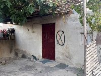 Suriye güvenlik güçleri, Alevilerin yaşadığı mahalleyi bastı; evleri "kal" veya "git" anlamına gelen "X" ve "O" diye işaretledi