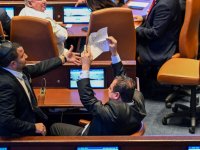 Trump konuşuyordu: İsrail meclisinde "Filistin'i tanıyın" pankartı açıldı