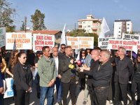 Lefke Gazi Lisesi velileri ve öğrencileri Başbakanlık önünde