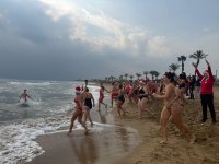 İskele'de Noel etkinliği... Buz gibi havada denize girdiler