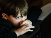 Ebeveyn ekrana baktıkça çocuk görünmez hissediyor