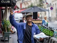 Fransa'nın son gazete satıcısı liyakat nişanına layık görüldü