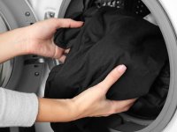 Siyah kıyafetler neden çabuk eskiyor? Cevap bu yanlışlarda