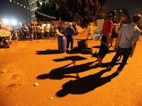 Darbe karşıtları ile destekçileri arasında kavga