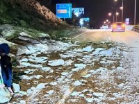 Yol trafiğe güvenli şekilde açıldı, düşen kaya parçaları temizlendi