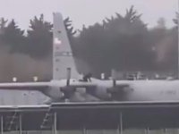 İrlanda'da bir şahıs Amerikan askeri uçağına baltayla saldırdı