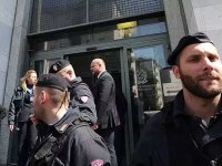 İtalya'da banka soygunu: 25 kişiyi rehin aldılar