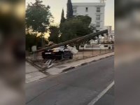 Girne’de kaza: Elektrik direği devrildi, sürücüler dikkat