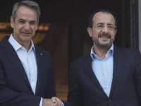 Hristodulidis, Guterres'in Kıbrıs ziyareti öncesi Miçotakis ile görüştü