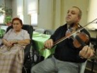 Eşine şiddet uygulayan müzisyene "keman çalma" cezası