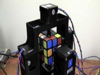 Rubik küpünü 1 saniyede çözen robot