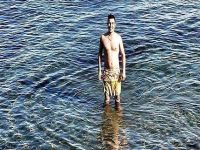 Denize atladı, boynu kırıldı...