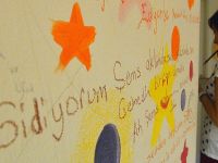 Duvar yazılarında duygularını aktarıyorlar