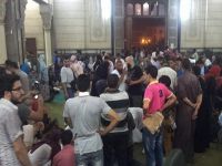 Erkekleri korumak için camiden ayrılmadılar