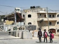 Evi ile arasına İsrail engelleri girdi