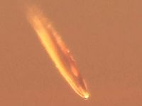 Balkondan gökyüzünden düşen cismi görüntüledi