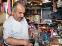 Hiç giyemediği ayakkabıları üretiyor