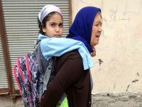 Anne sırtında okula gidiyor