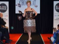 Çikolatadan elbiseler podyumda