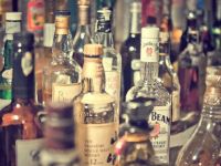 2 şişe viski, 10 şişe bira çaldı!