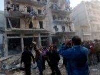 Enkaz altındaki yaralılar zor şartlarda çıkartılıyor