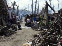 Filipinli afetzedeler gaz kuyruğunda