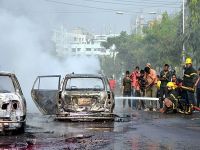 Bangladeş'te halk sokaklarda polisle çatışıyor