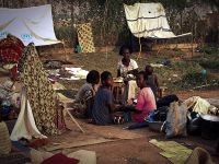 Hristiyan gruplar Müslüman mahallesine saldırdı